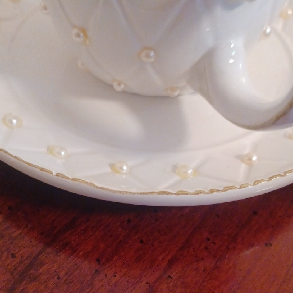 KF Porcelean Elegant White Teacup and Saucer Set Of 4 Servings. - Picture 5 of 6
